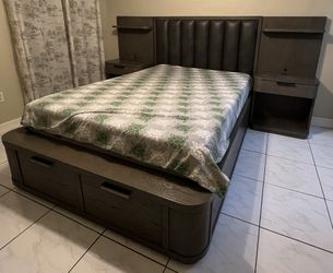 American Signature 4 Piece Queen Bed set