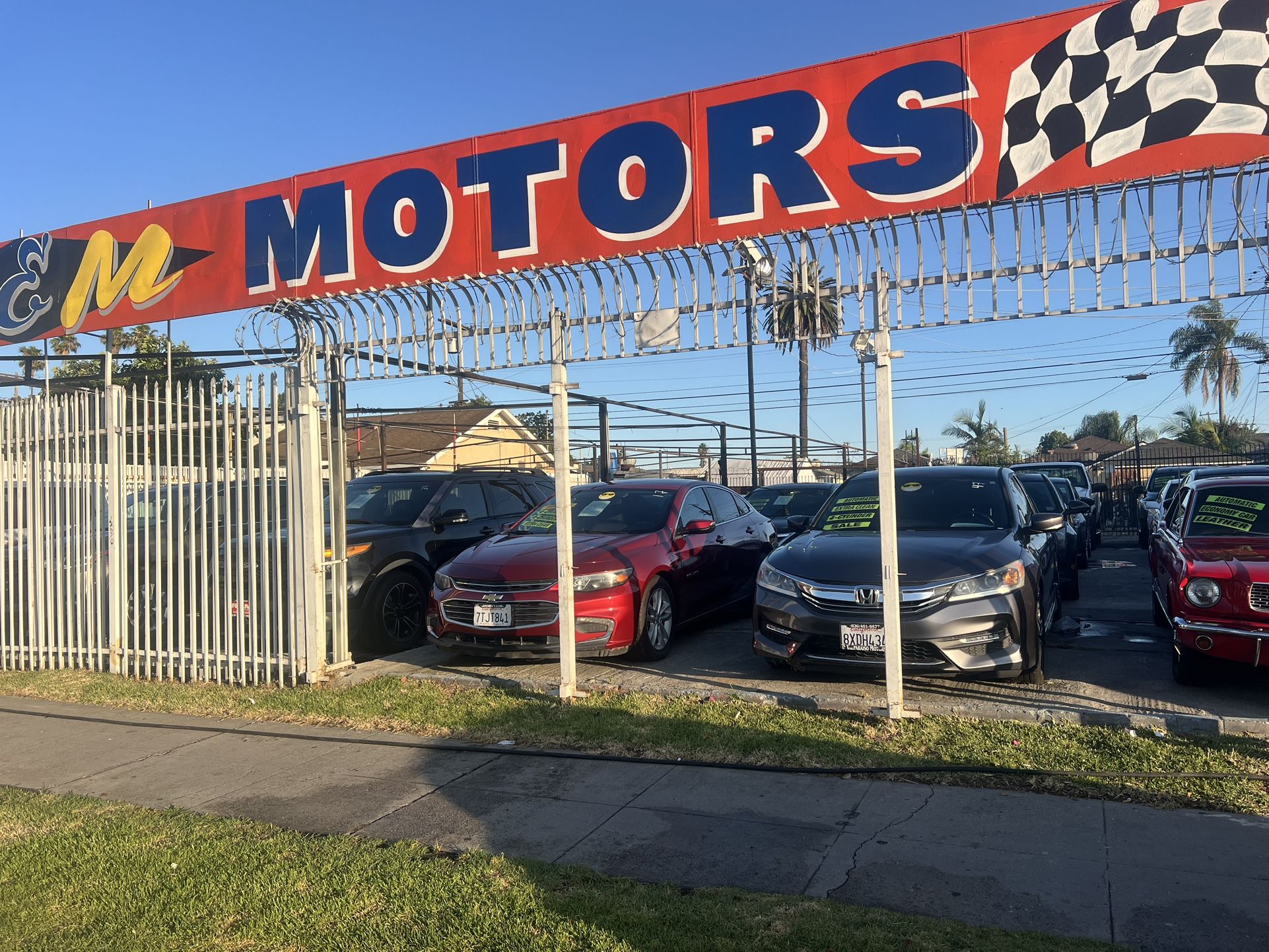 Solicito vendedores o vendedoras con experiencia en ventas de carros. Pogo por comisión solo . Negocio establecido por más de 25 años