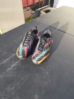 Air Max 720 Black Neon Streaks