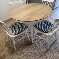 Round dining table, 5 chairs, & rug
