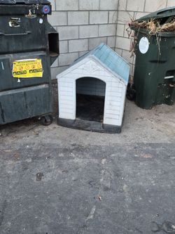 Plastic dog house I sprayed it https://offerup.com/redirect/?o=ZG93bi5JdA== is very clean inside
