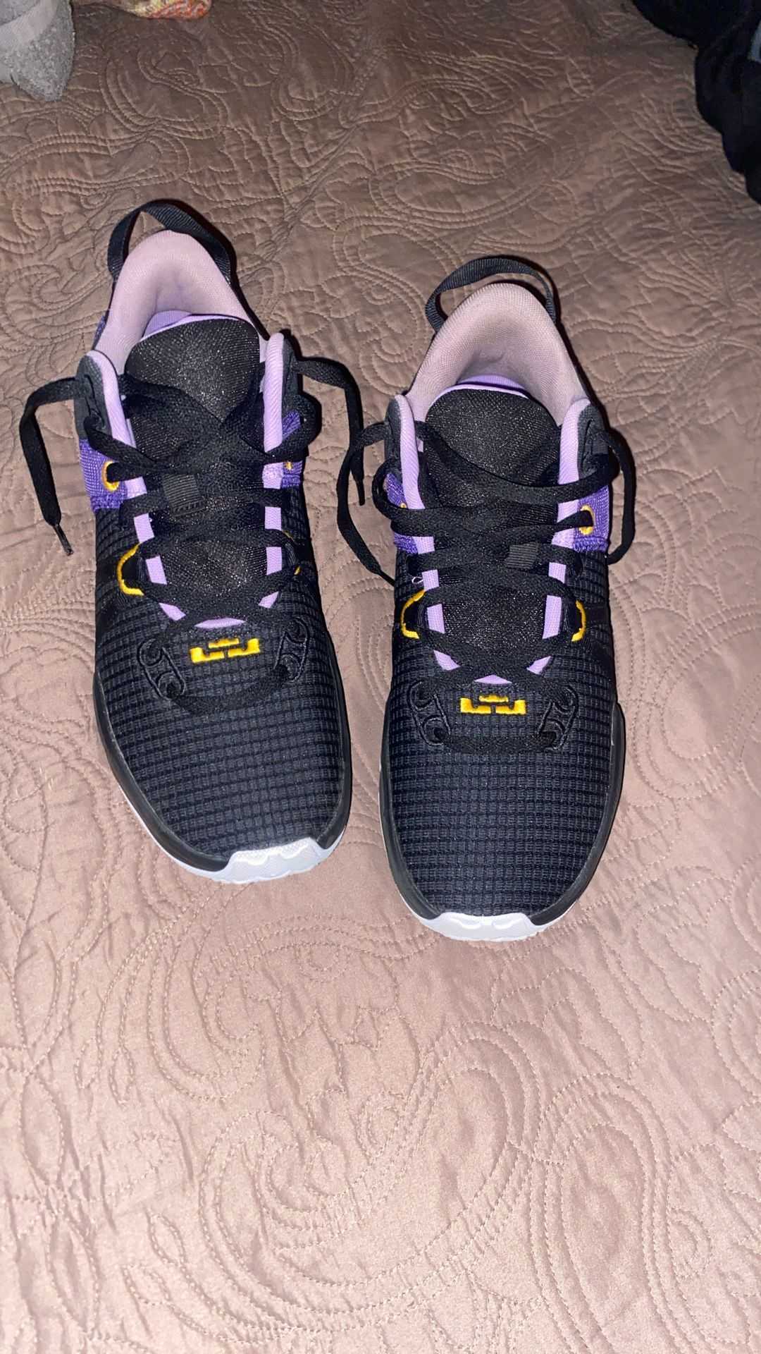 Nike Men's Lebron Witness 7 Basketball Shoe