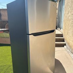 Frigadire Refrigerator 