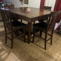 Dining Room Table w/5 Chairs