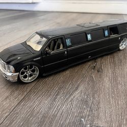 Diecast 1/24 scale  RARE Maisto Playerz Luxury FORD EXCURSION LIMO  with working lights