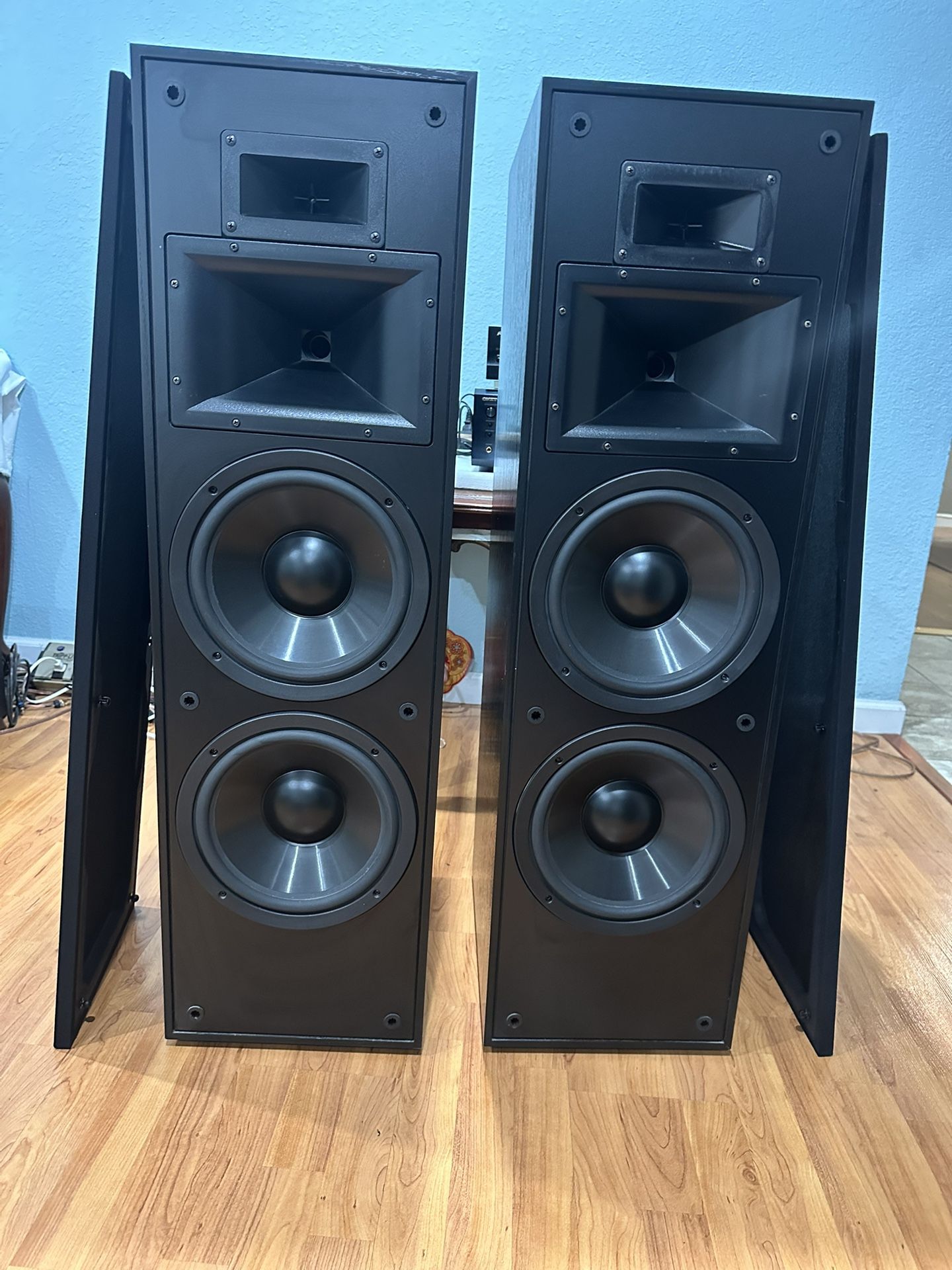 LIKE NEW KLIPSCH KLF-20 FLOORSTANDING SPEAKER, DUAL 10” WOOFERS( PAIR). MADE IN USA