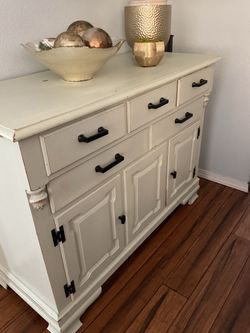 Entry cabinet