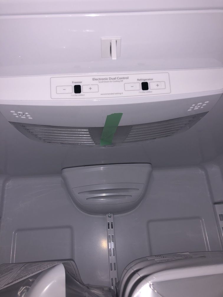 ABSOLUTELY BRAND NEW Amana 22.cu. ft. Bottom Freezer Refrigerator in Black !!!!! DON'T MISS OUT