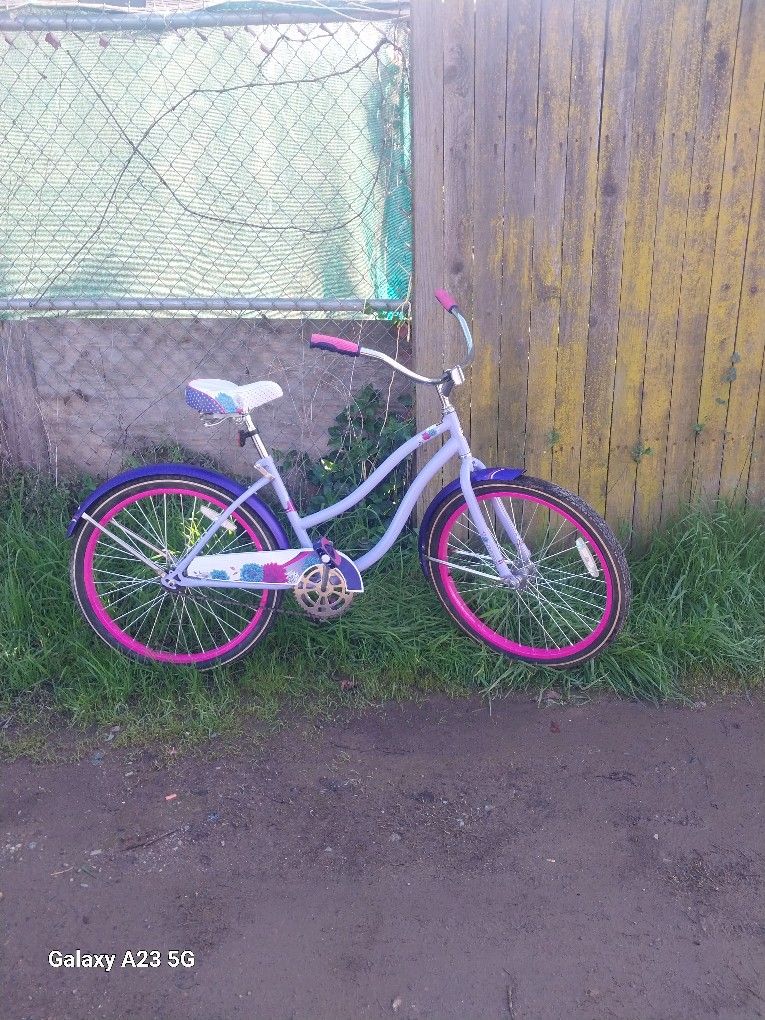 GIRLS HUFFY CRUISER BIKE
