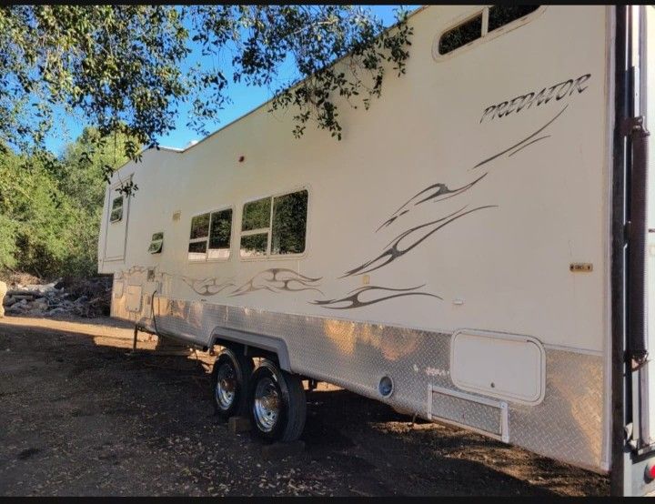 TOY HAULER PREDATOR 2006