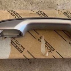 2010-2019 4Runner Exterior Door Handle Oem has a small scratche 