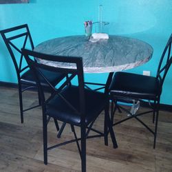 Dining Room Table & Chairs