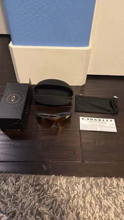 Brand new never worn Oakley sun glasses