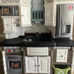 Play Kitchen: Step 2 Dream Kitchen