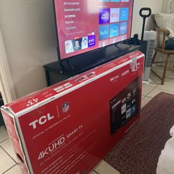 TCL•ROKU TV 43”