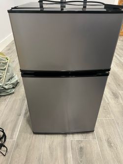 MOVING! MUST SELL! Mainstays 3.2 Cu ft refrigerator with freezer