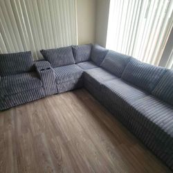 New Sectional Couch with USB and Cup Holders! Free Delivery 🚚!