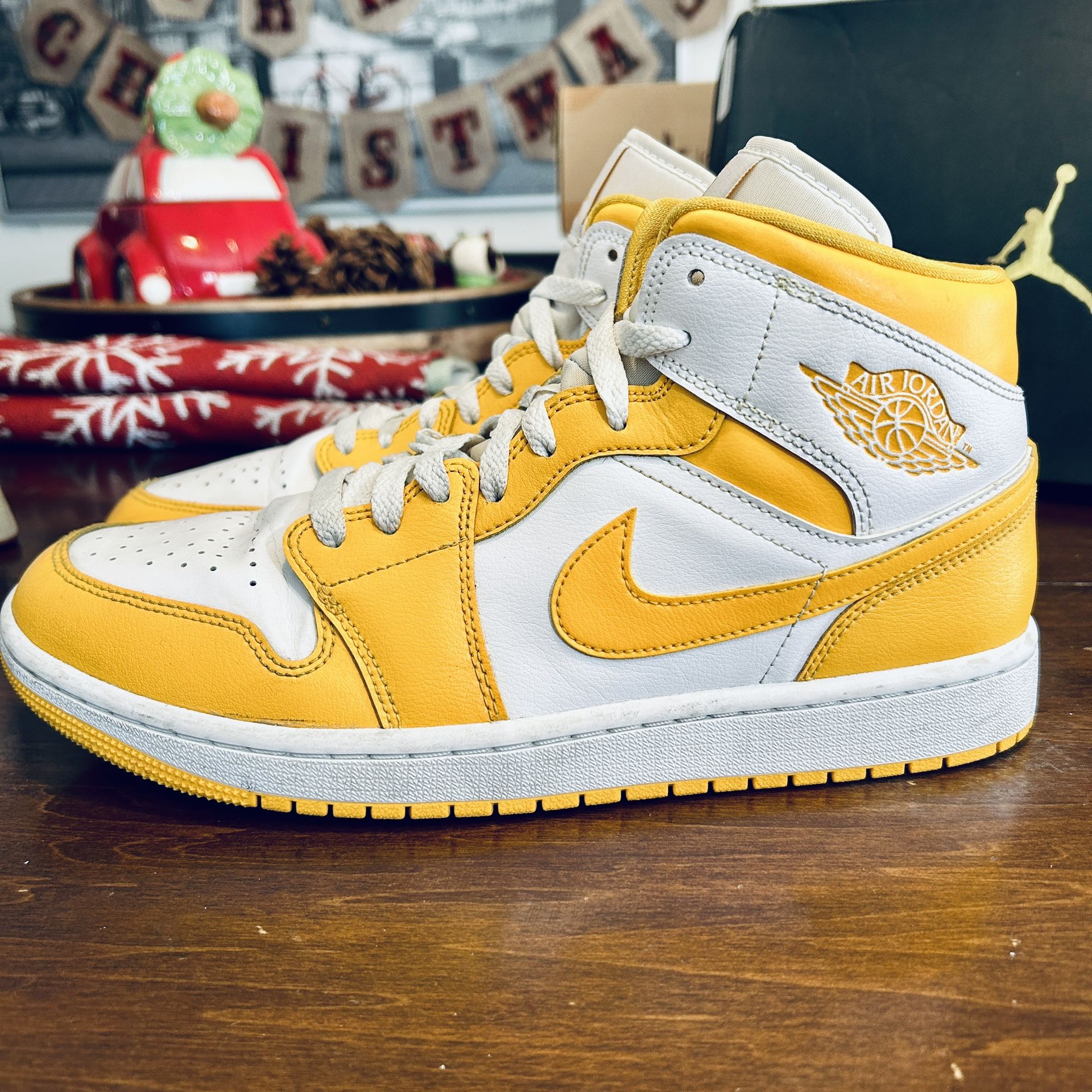 Air Jordan 1 Mid Hi-Top White/University Gold-White BQ6472-117 SIZES: Men’s 9.5 / Women’s 11