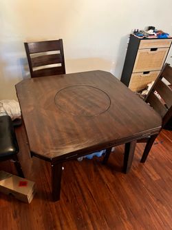 Dining Room Table w Chairs