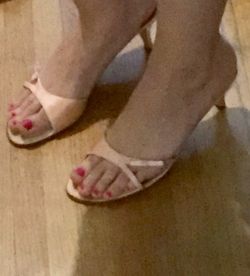 Guess by Marciano low Heels, light pink, size 8.5 .. I wear size 9 but this is an example