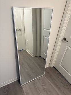 White rectangular mirror