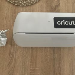 Cricut Joy Xtra Vinyl Cutting Machine with Cricut Mat