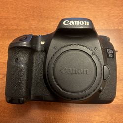 Canon EOS 7D & 2 64GB CF Cards