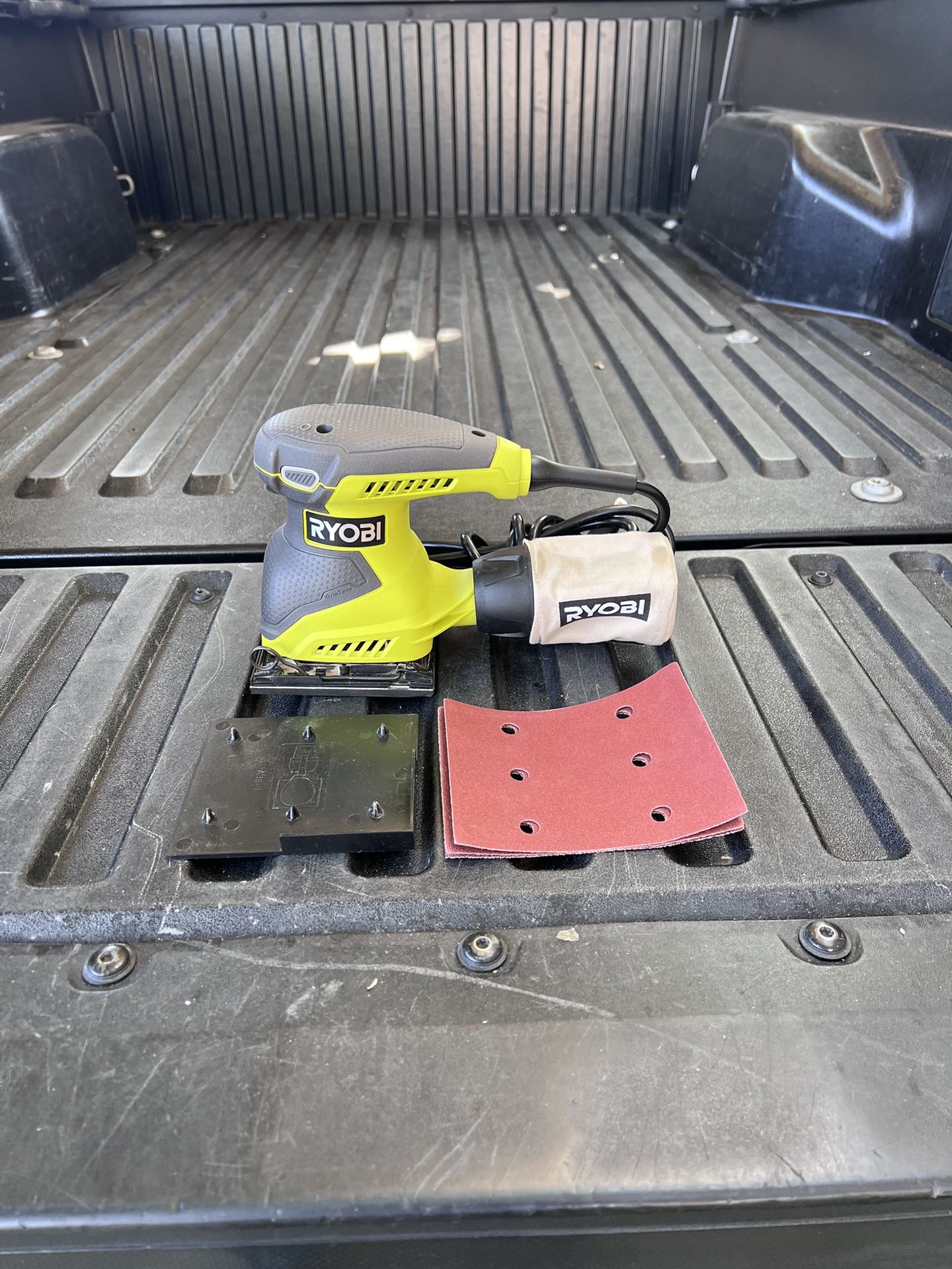 NEW RYOBI 2 Amp Corded 1/4 Sheet Sander