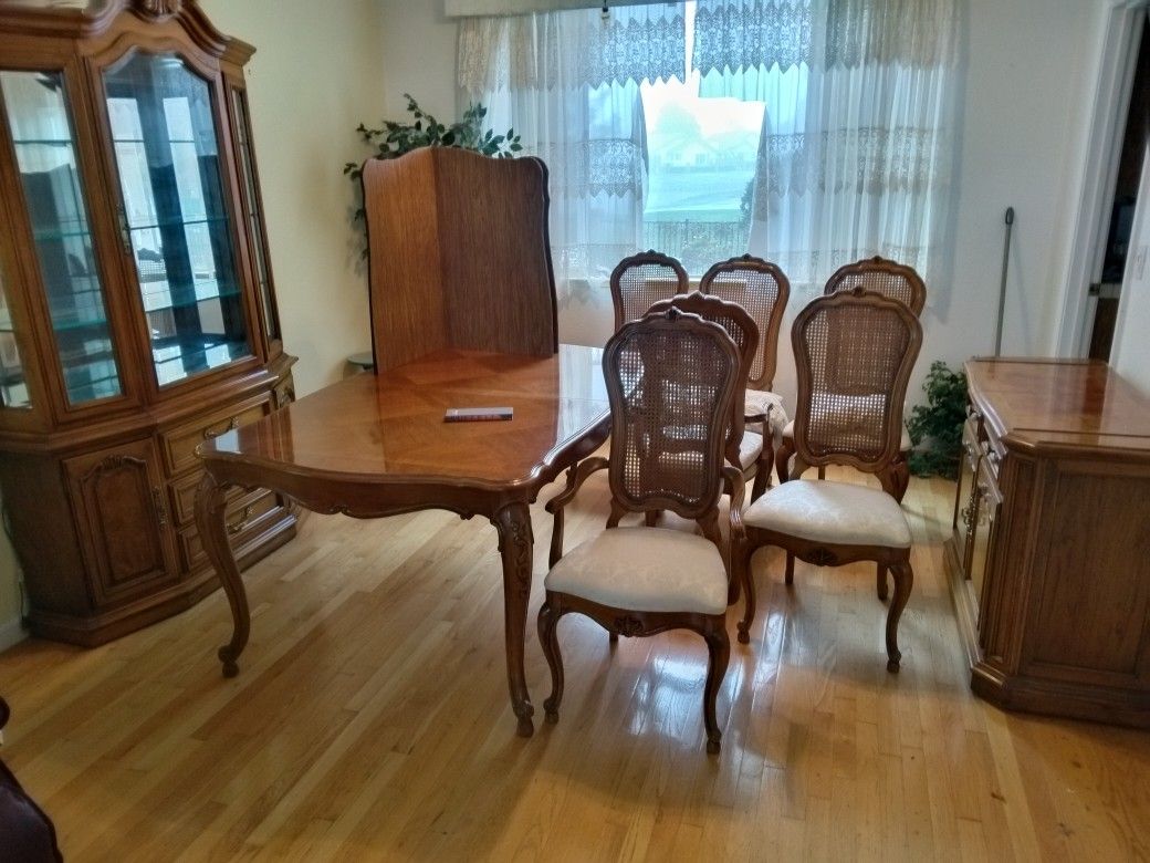 Table And 6 Chairs Thomasville 