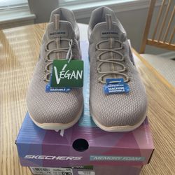 New  Ladies Skechers Shoes Size 91/2