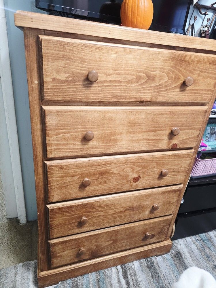 LIKE NEW 5 Drawers Dresser