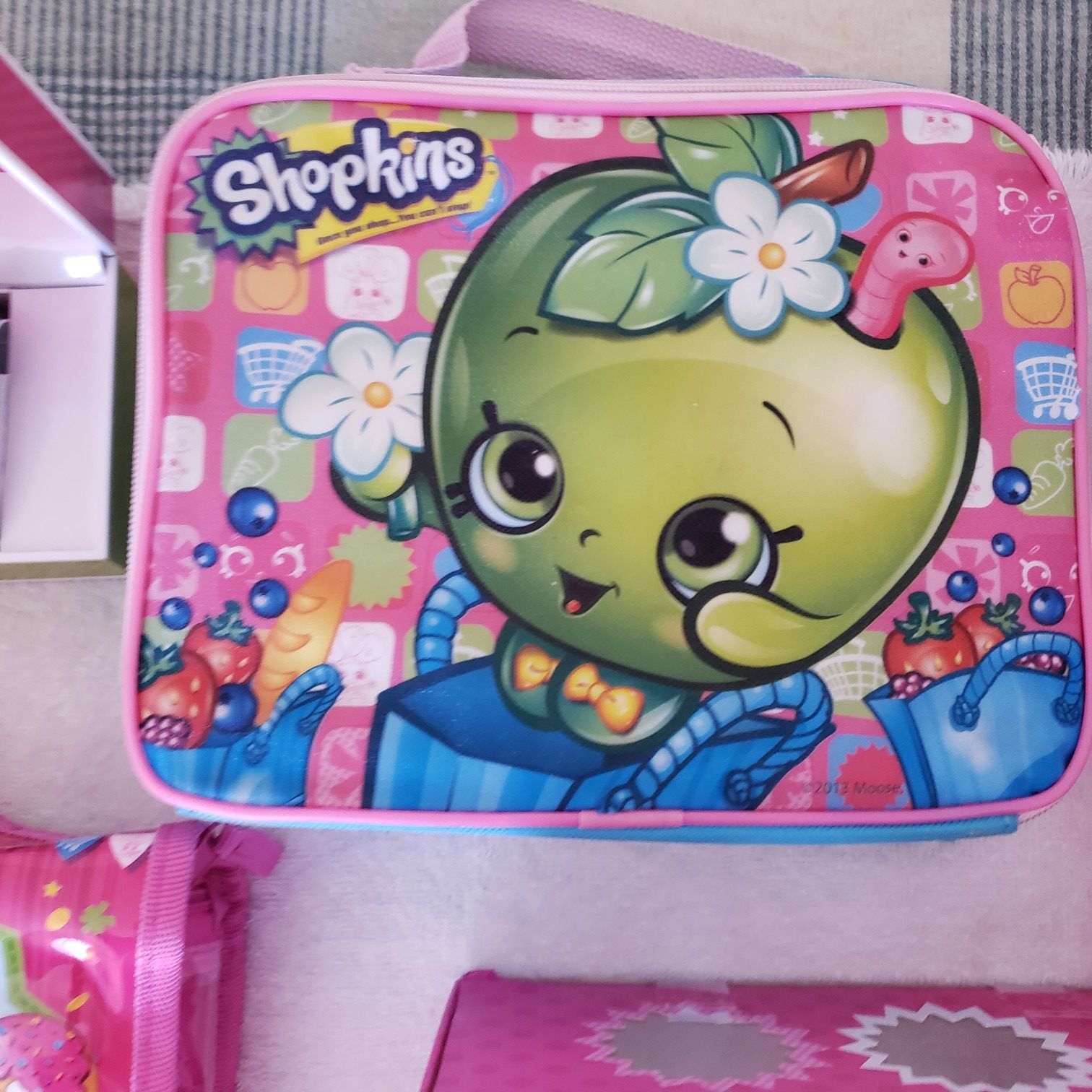 Shopkins 2 Necklace, 1 reloj, 1 Bracelet, 1 lunch bag, 1 shopins kitchen,1 shopkins fridge, 1 shopkins fashion, 1 shopkins bag anda variety shopkins