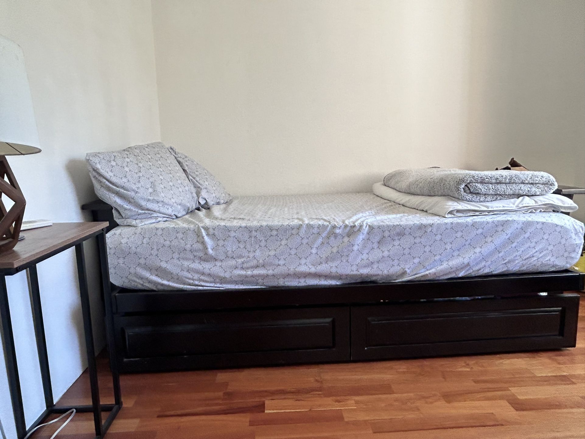 Full Size Bed / Futon 