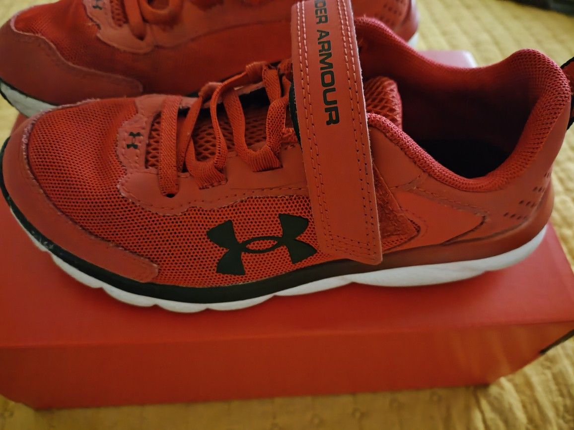 UNDER ARMOUR BOYS SIZE 1.5