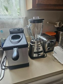 Assorted small and medium sized kitchen appliances