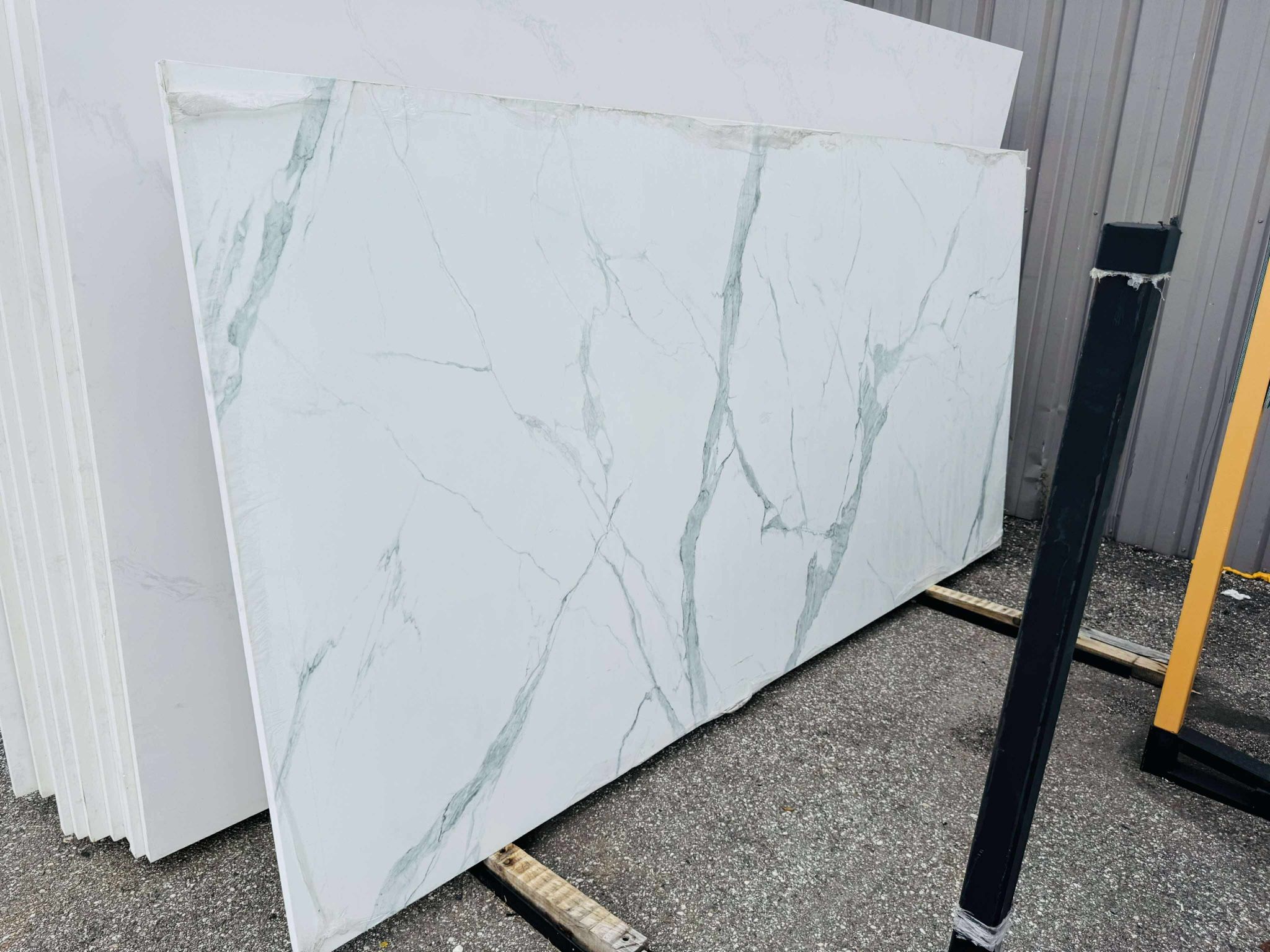 QUARTZ STONE SLABS JUMBO IN CALACATTA MARBLE 📏Each slabs cover 55.1 sq.ft, Thickness 3 cm 🔥Price $799 per Slab🔥 