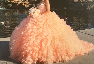 Peach Ruffled Ball Gown Quinceañera Dress y ramo artificial