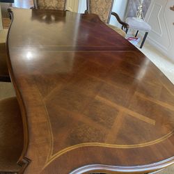 Dining Table , 6 Chairs And 2 Extra Pieces Of Leaves 