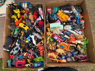 Lot of die cast cars and small toys/figures