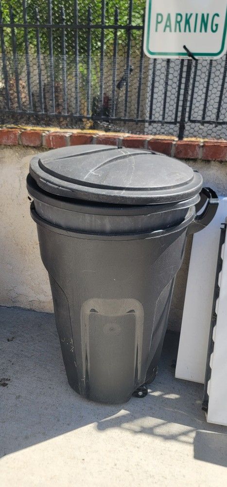 2 Trash Cans With Lids