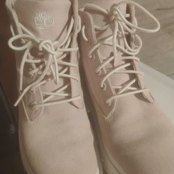 Timberland Womens Greyfield Timberland Women's Greyfield Light Pink Lace-Up Boots are versatile and stylish. These boots are made with aLace Up Boots 