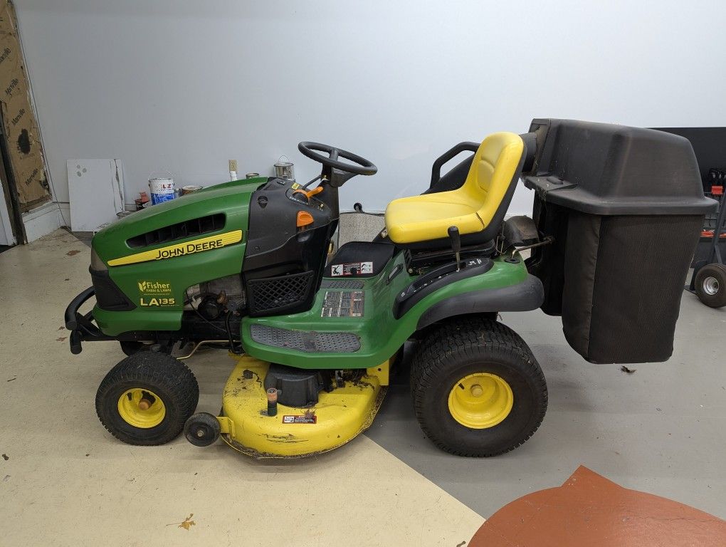 John Deere Riding Mower - LA135
