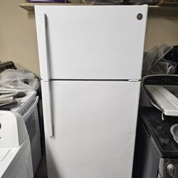 GE REFRIGERATOR EXCELLENT CONDITION// 28 WIDE,,, 30 LONG,,, 67 TALL,,, DELIVERY AVAILABLE FOR EXTRA FEE 