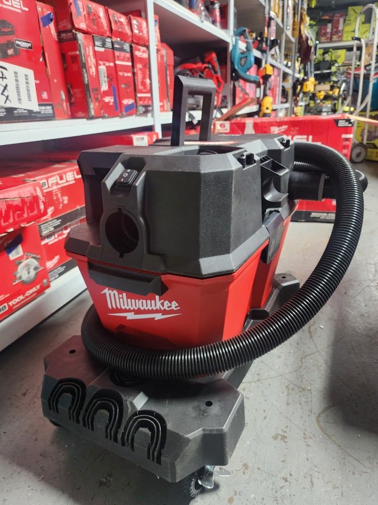 Milwaukee M18 FUEL 0920-20 9 gal
Cordless Wet/Dry Vacuum Tool Only
18 V 4.25 HP New