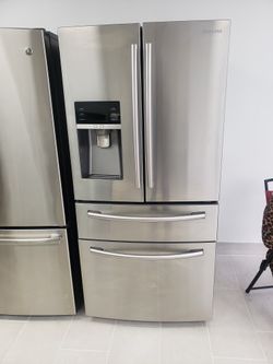 Refrijerador Samsung 4 Puertas 33 Pulgadas De Ancho Por 71 De Alto Y Estufa Samsung 5 Quemadores De Gas
