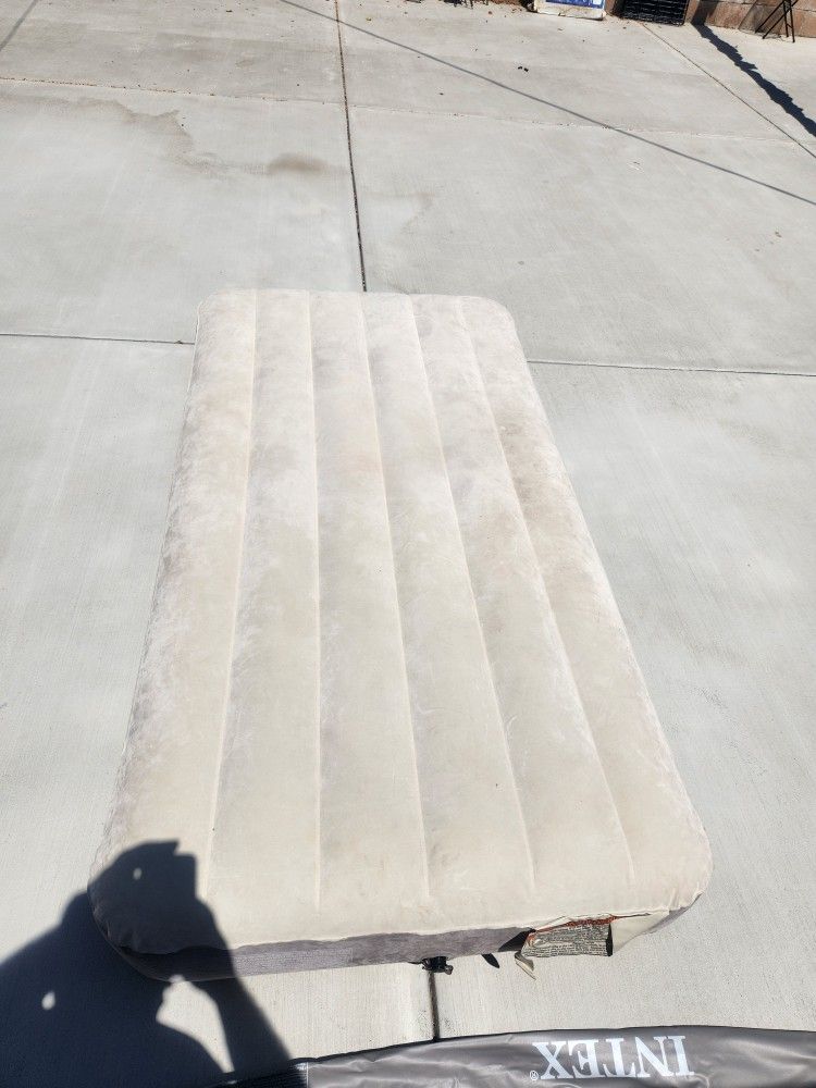 Twin Size Air Mattress Set (Location In Description)
