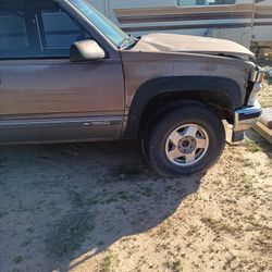 1997 Chevy Suburban 4×4 (All Good Parts)