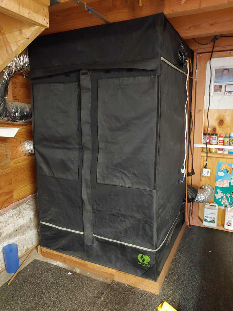 4'× 4' Grow Tent. Light, Fan,  & Filter Included + Interior Pan