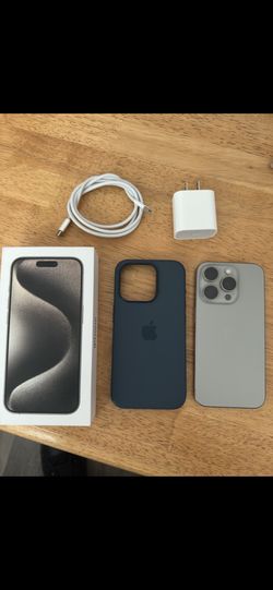 MINT CONDITION IPHONE 15 PRO UNLOCKED ANY CARRIER PRICE FIRM