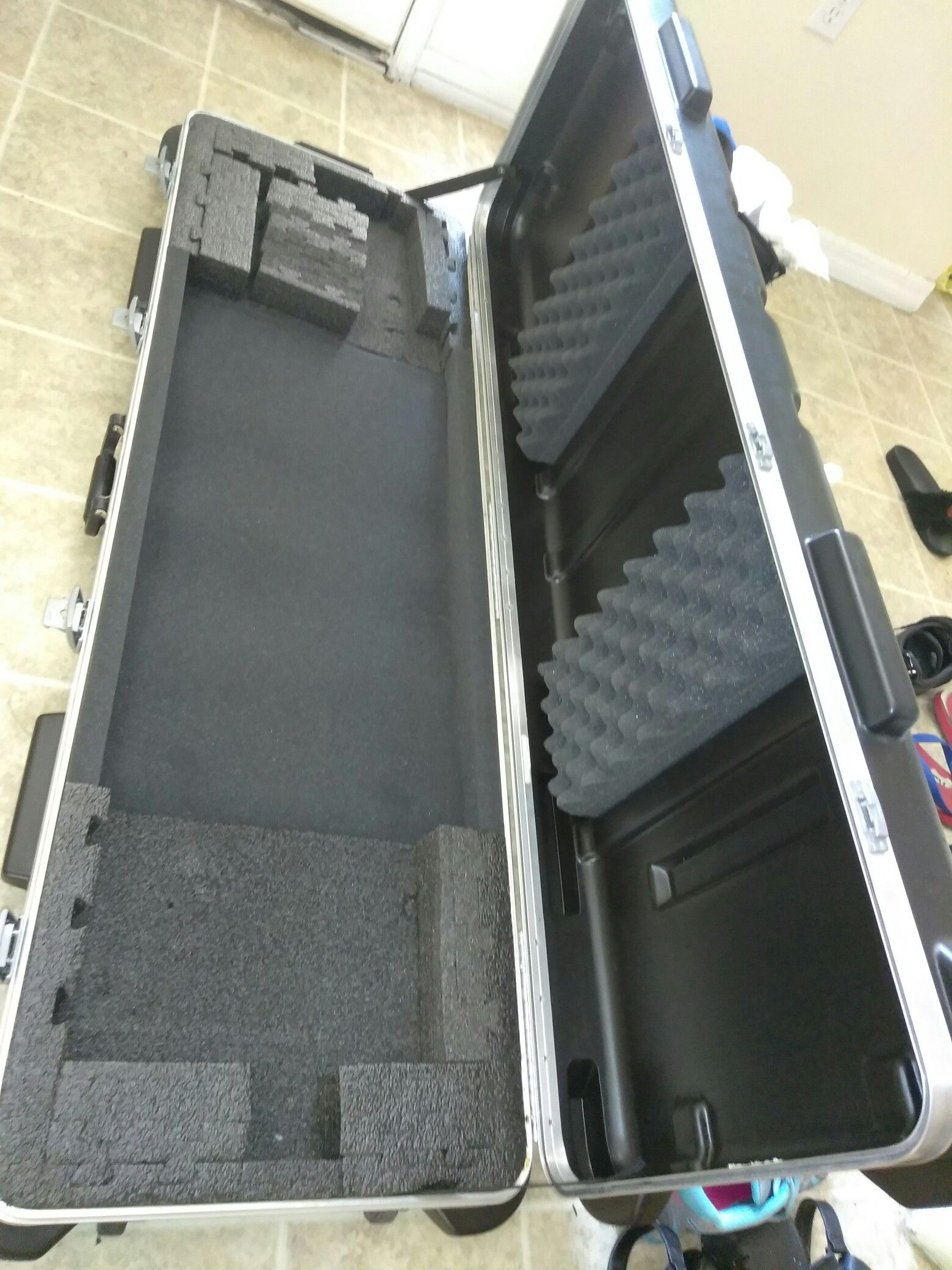 SKB professional keyboard case with wheels